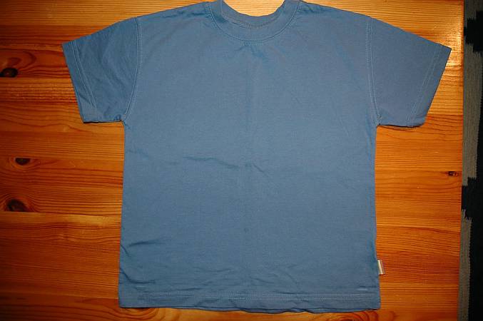 241.Blå t-shirt - 110, 10 kr