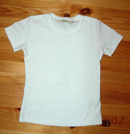 260.Ny hvit T-shirt - 122, 10 kr